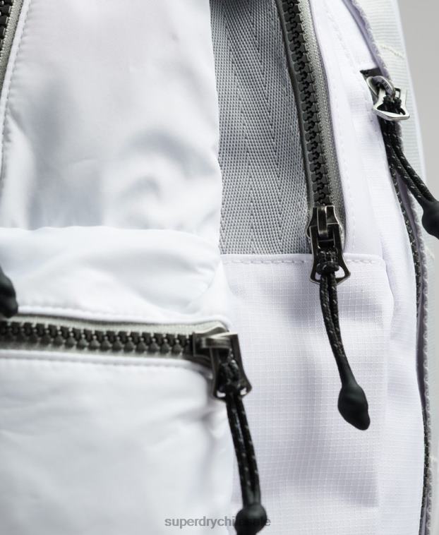 hombres Superdry blanco mochila con gráfico de lona de montaña 2R68Z1610
