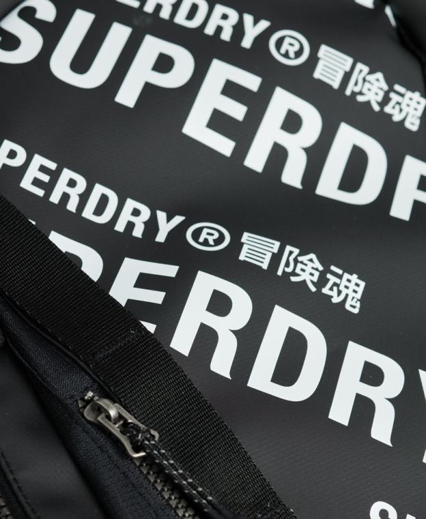 hombres Superdry negro mochila con gráfico de lona de montaña 2R68Z1633