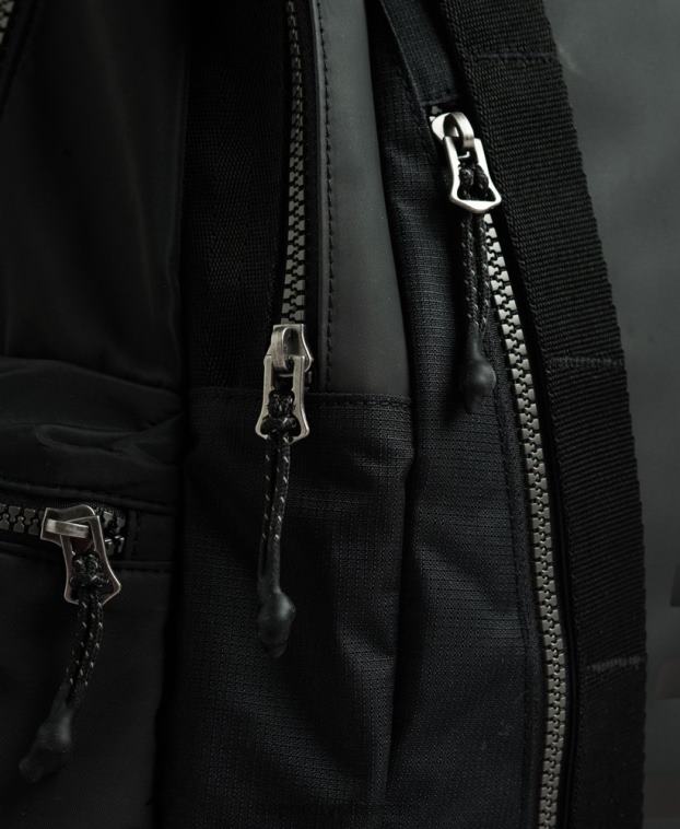hombres Superdry negro mochila con gráfico de lona de montaña 2R68Z1696