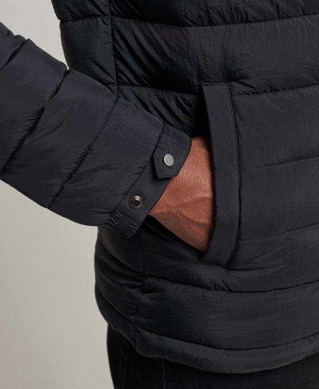 hombres Superdry negro abrigo acolchado corto y ligero 2R68Z1029
