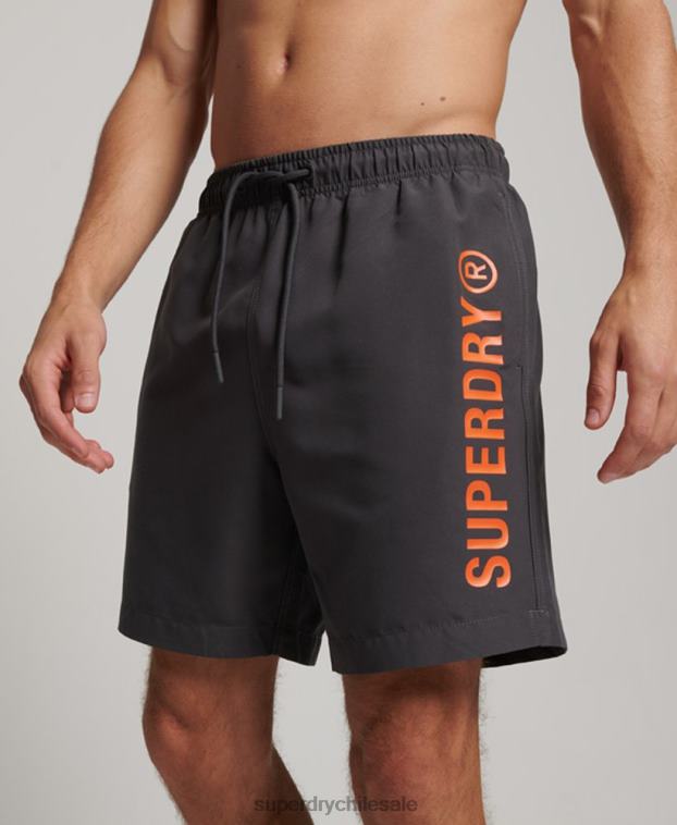 hombres Superdry gris oscuro shorts de baño reciclados core sport de 17 pulgadas 2R68Z385