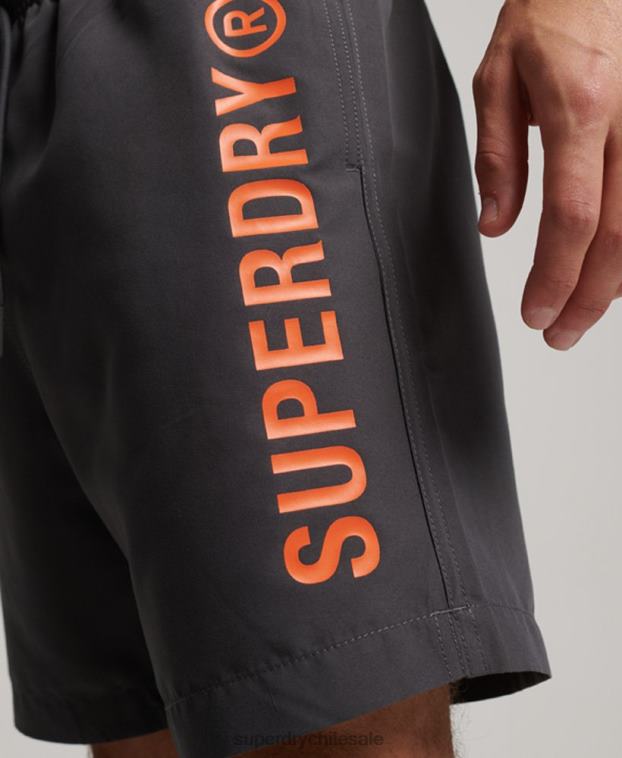hombres Superdry gris oscuro shorts de baño reciclados core sport de 17 pulgadas 2R68Z385