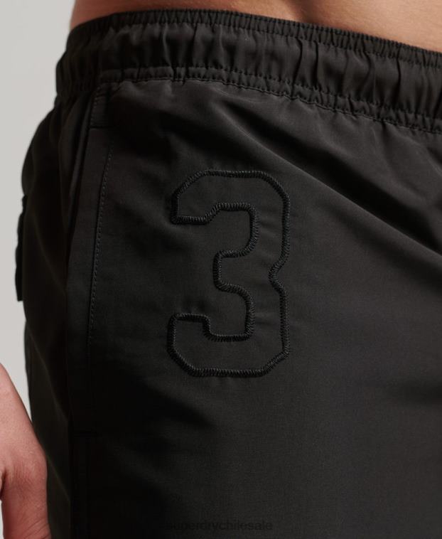 hombres Superdry gris oscuro shorts de playa de polo reciclado 2R68Z397