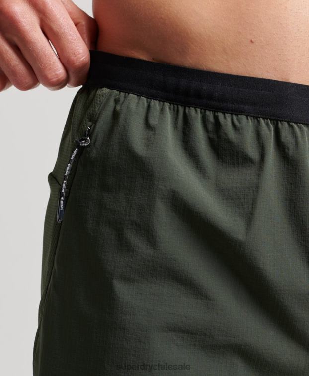 hombres Superdry verde pantalones cortos híbridos de tren 2R68Z1412