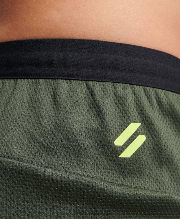 hombres Superdry verde pantalones cortos híbridos de tren 2R68Z1412
