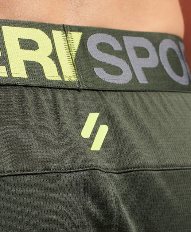 hombres Superdry verde shorts holgados básicos 2R68Z1404