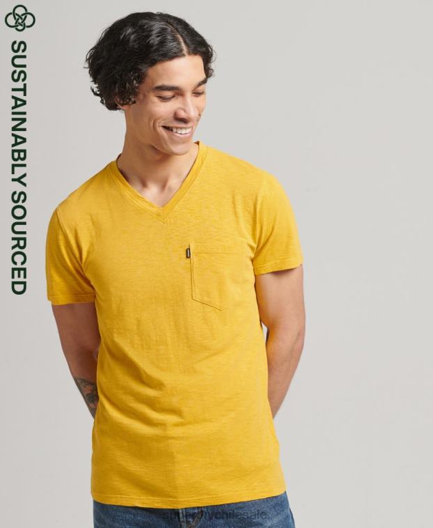 hombres Superdry amarillo camiseta de algodón orgánico con cuello de pico y bolsillo flameado 2R68Z4801