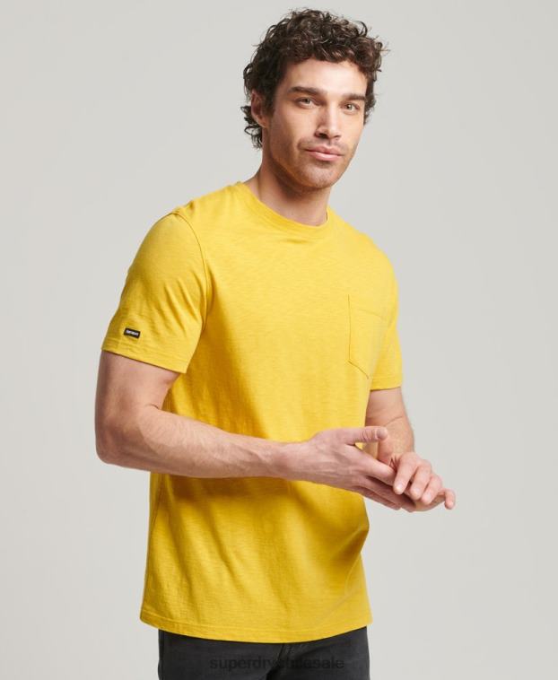 hombres Superdry amarillo camiseta de algodón orgánico con cuello redondo y bolsillo flameado 2R68Z4817