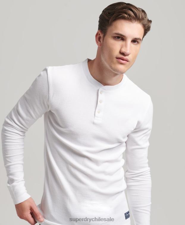 hombres Superdry blanco top de manga larga con cuello tunecino y diseño waffle de algodón orgánico 2R68Z1463