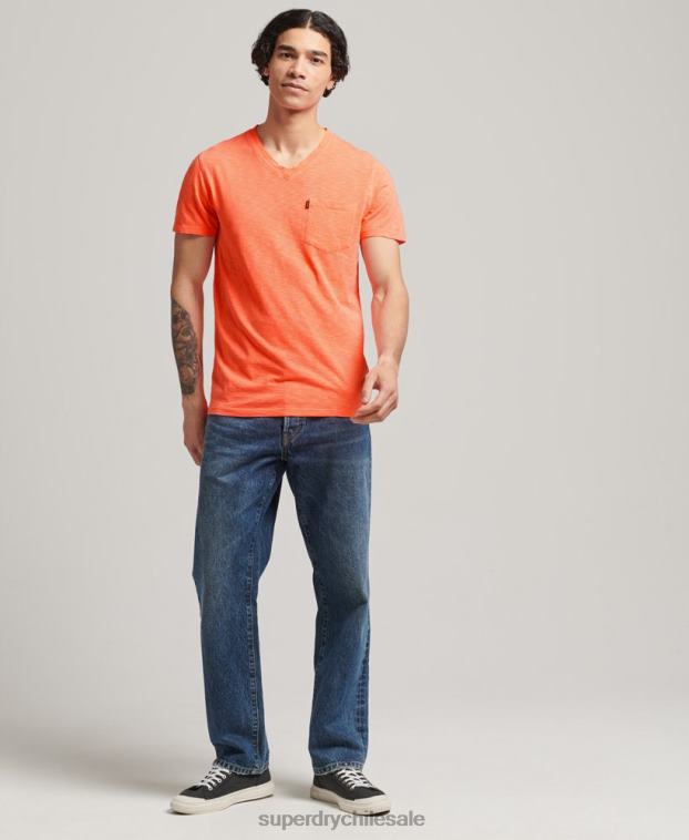 hombres Superdry coral camiseta de algodón orgánico con cuello de pico y bolsillo flameado 2R68Z4863