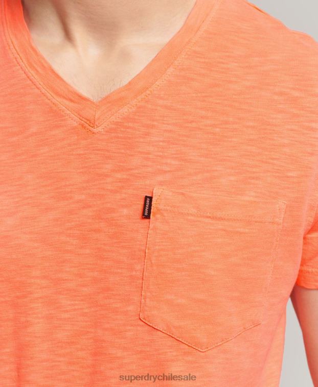 hombres Superdry coral camiseta de algodón orgánico con cuello de pico y bolsillo flameado 2R68Z4863