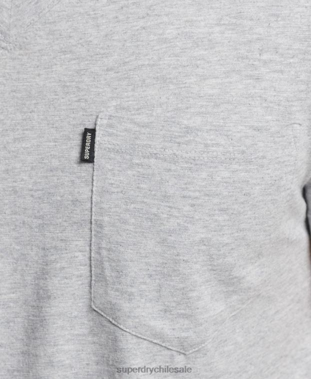 hombres Superdry gris oscuro camiseta de algodón orgánico con cuello de pico y bolsillo flameado 2R68Z4917