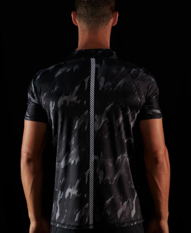 hombres Superdry gris oscuro correr camiseta de manga corta 2R68Z5393