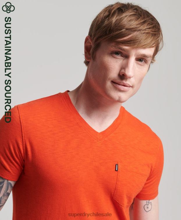 hombres Superdry naranja camiseta de algodón orgánico con cuello de pico y bolsillo flameado 2R68Z4810