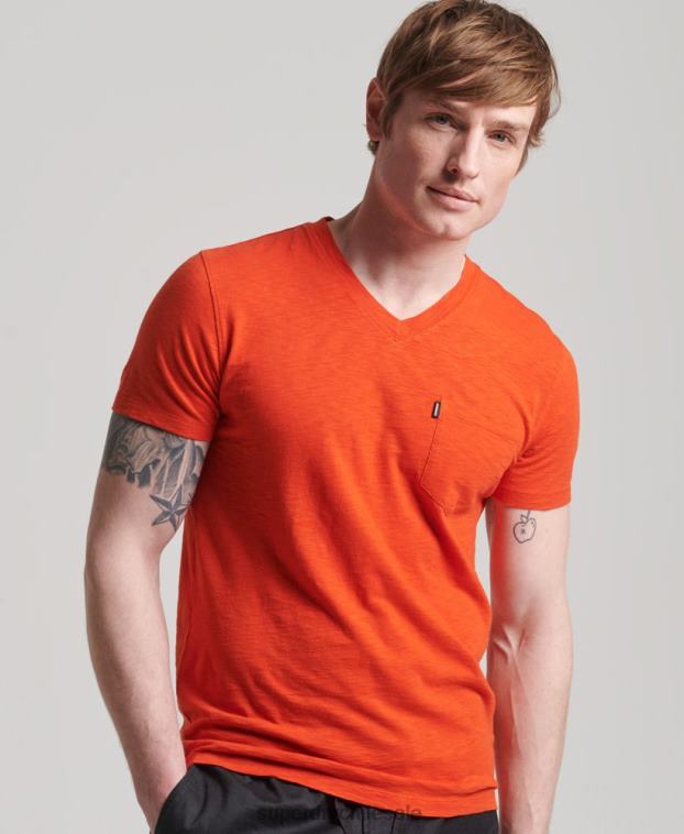 hombres Superdry naranja camiseta de algodón orgánico con cuello de pico y bolsillo flameado 2R68Z4810