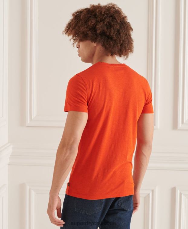 hombres Superdry naranja camiseta de algodón orgánico con cuello de pico y bolsillo flameado 2R68Z4837