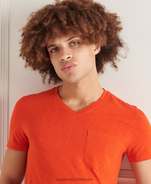 hombres Superdry naranja camiseta de algodón orgánico con cuello de pico y bolsillo flameado 2R68Z4837