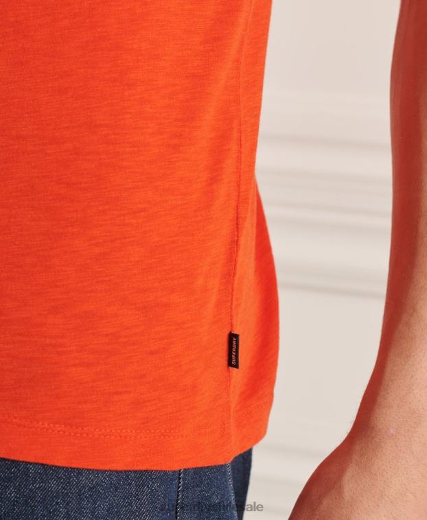 hombres Superdry naranja camiseta de algodón orgánico con cuello de pico y bolsillo flameado 2R68Z4837