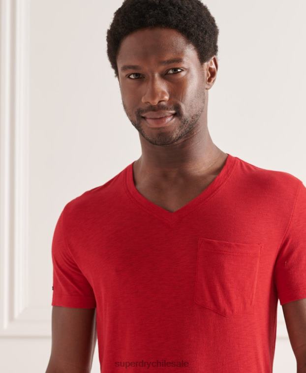hombres Superdry rojo camiseta de algodón orgánico con cuello de pico y bolsillo flameado 2R68Z4834