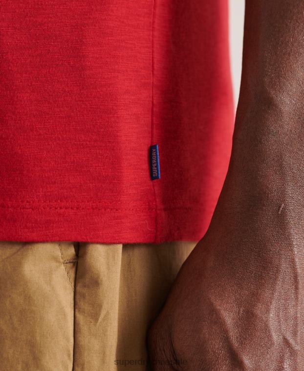 hombres Superdry rojo camiseta de algodón orgánico con cuello de pico y bolsillo flameado 2R68Z4834