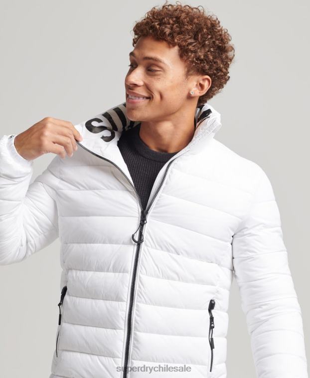 hombres Superdry blanco chaqueta acolchada con logo clásico 2R68Z4695