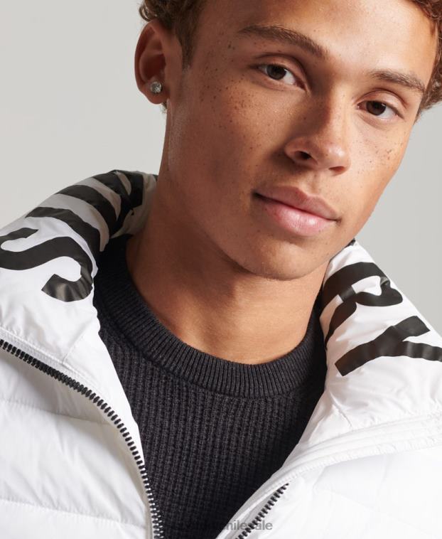 hombres Superdry blanco chaqueta acolchada con logo clásico 2R68Z4695