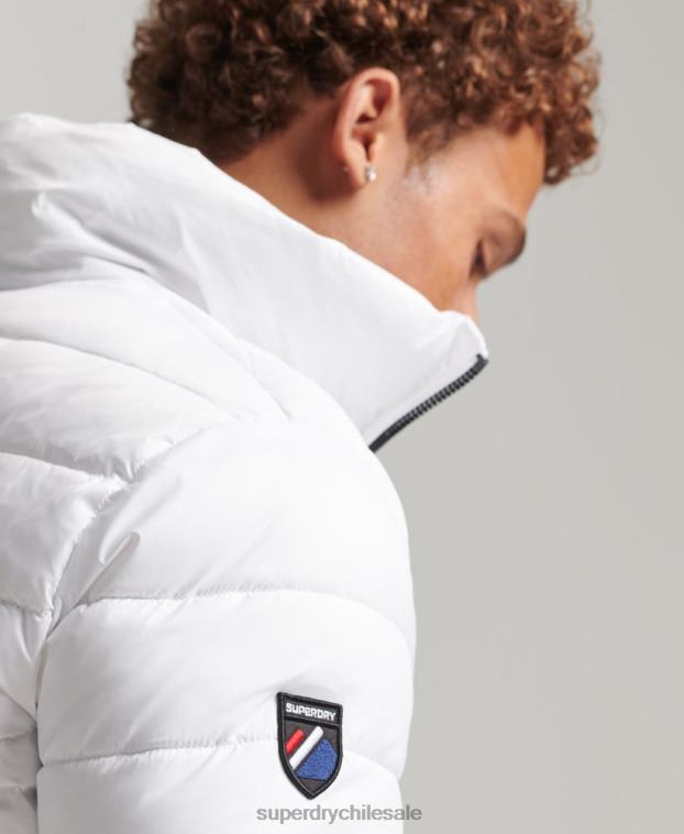 hombres Superdry blanco chaqueta acolchada con logo clásico 2R68Z4695