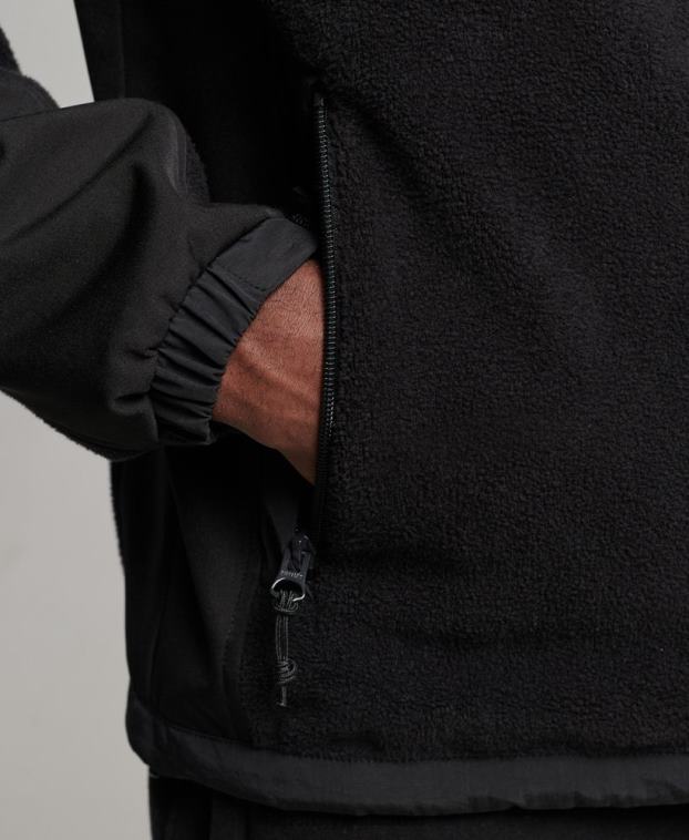 hombres Superdry negro chaqueta de trekking híbrida 2R68Z943