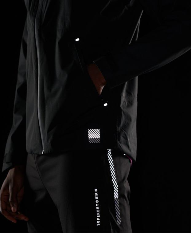 hombres Superdry negro chaqueta impermeable asimétrica de entrenamiento 2R68Z4787