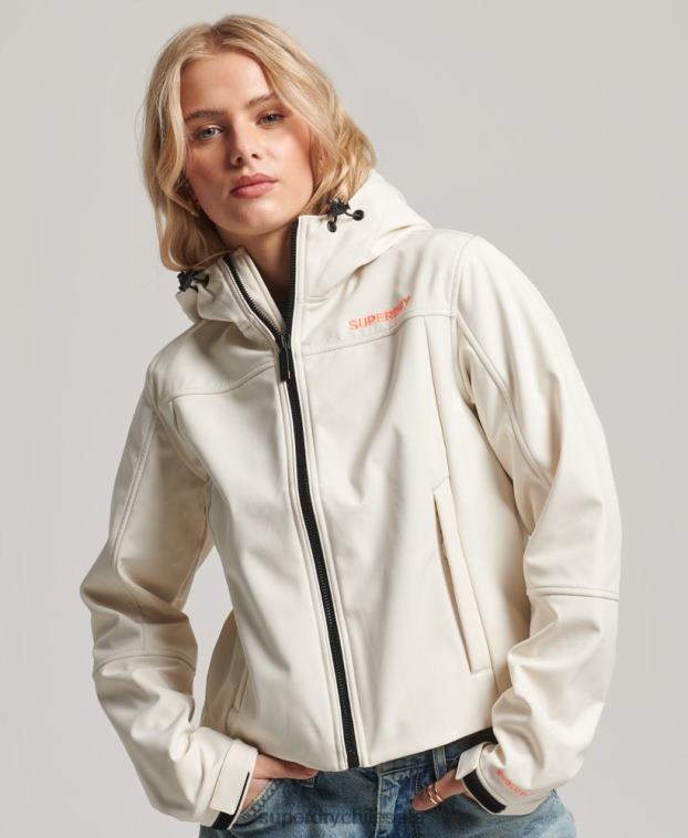 mujer Superdry crema chamarra softshell con capucha de código trekker 2R68Z3515