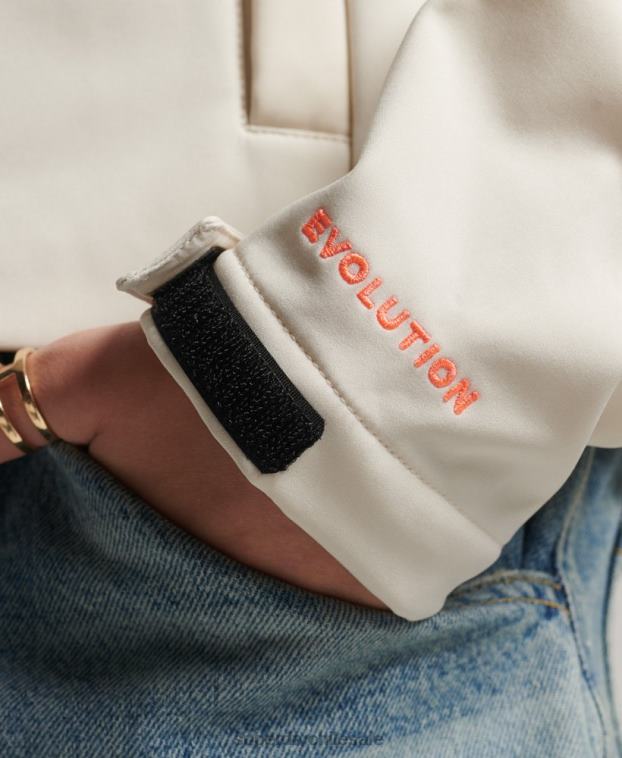 mujer Superdry crema chamarra softshell con capucha de código trekker 2R68Z3515